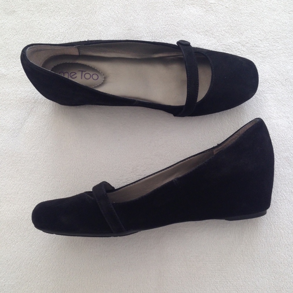 Classy & fashionable little black shoes
